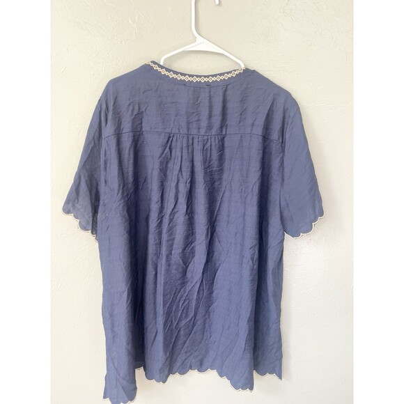 Andree by Unit Embroidered Floral Boxy Blue Blouse Size XXL 2X Scalloped Hem Top - Picture 8 of 8